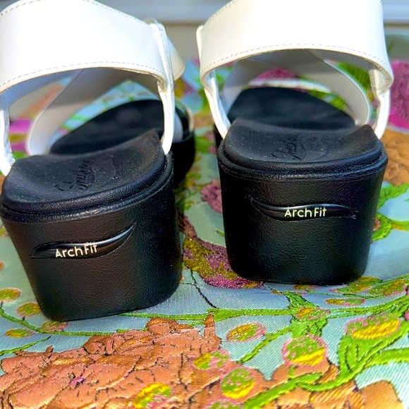 SKECHERS strappy elastic sandals. Size 9.5.  White - Picture 3 of 7